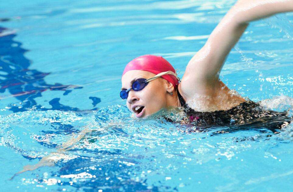 泳池危害,夏日游泳警惕3种泳池病