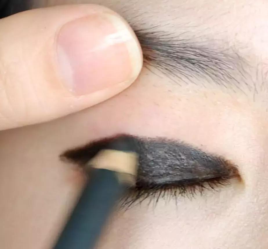 单眼皮女生怎么画眼妆显眼大,单眼皮怎么画眼妆好看