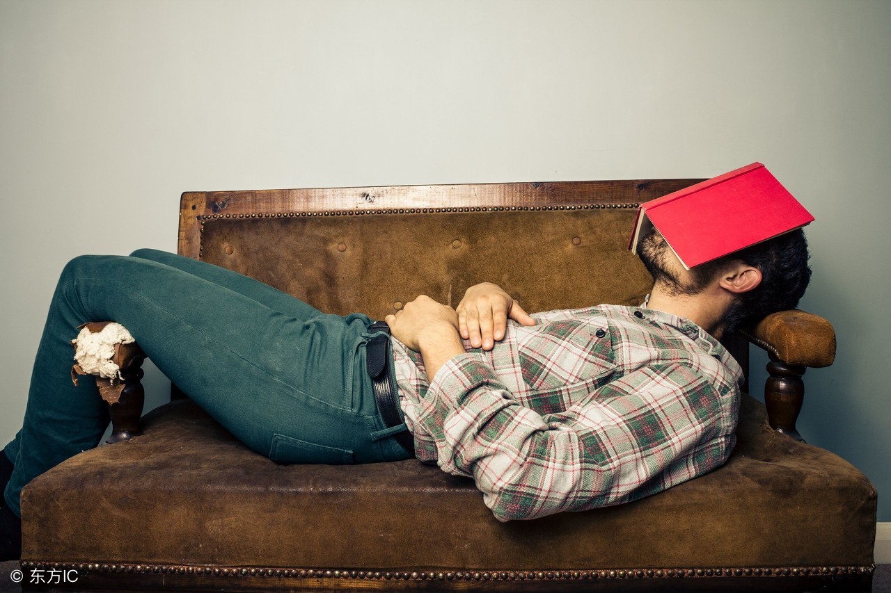 火车上老人强制年轻人让座事件,年轻人拒绝让座老人当场破口大骂