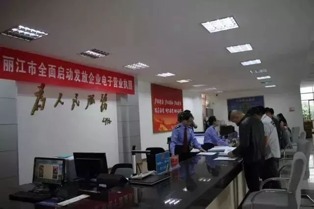 小偷偷钱打赏女主播,男子打赏女主播偷井盖