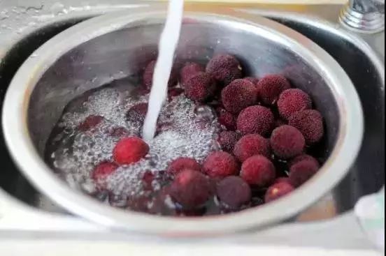 杨梅洗出虫子的视频,杨梅泡出大白虫子