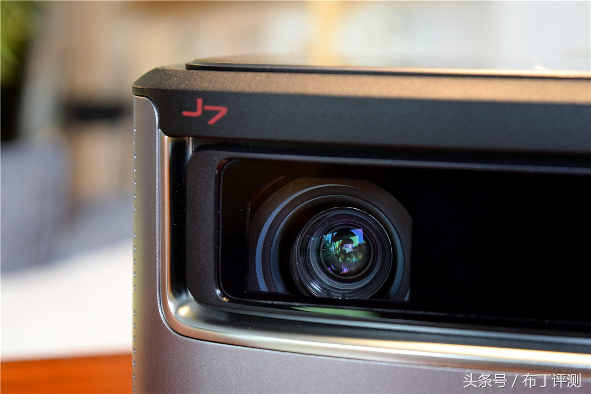 坚果j7s多少流明,坚果j7是长焦还是短焦