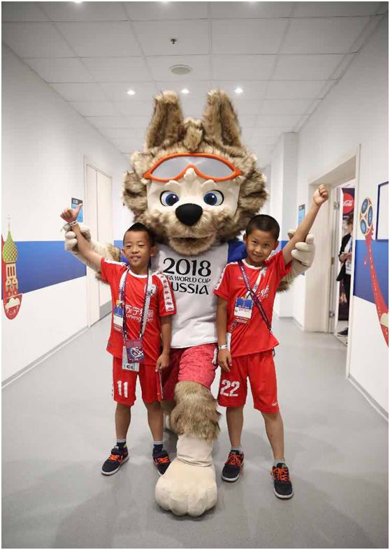 c罗球员通道内与小球童击掌,和c罗击掌能有多激动