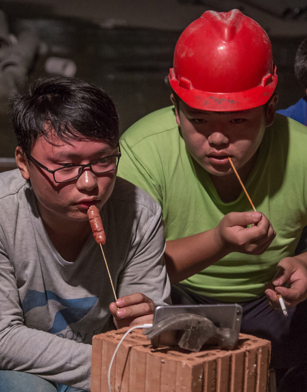 车间看世界杯,放弃铁饭碗看世界杯