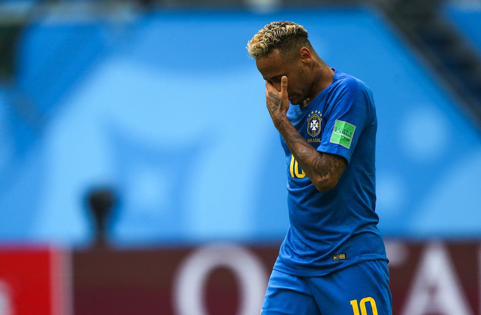 内马尔穿球袜,内马尔球袜是踢破的吗