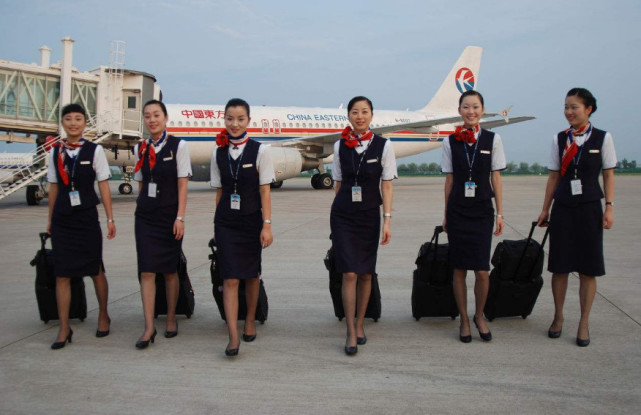 空姐每次起飞箱子里装的是什么,空姐为什么行李箱里装着什么