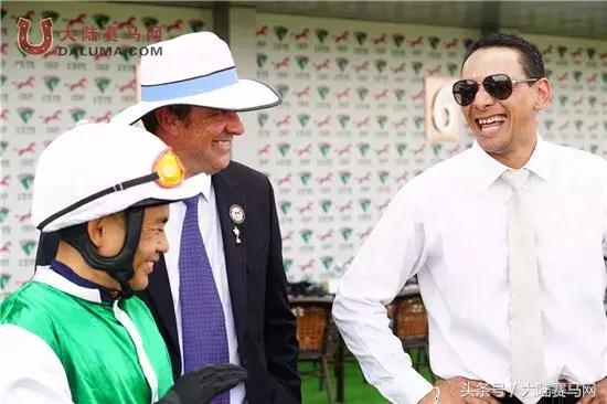 赛马点亮城市新名片：两位双冠王闪耀伊泰大漠“鄂尔多斯金杯”