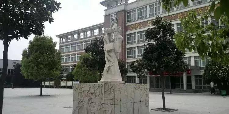 悠悠颍水河畔，冉冉教育新星——记蓬勃发展中的临颍三高