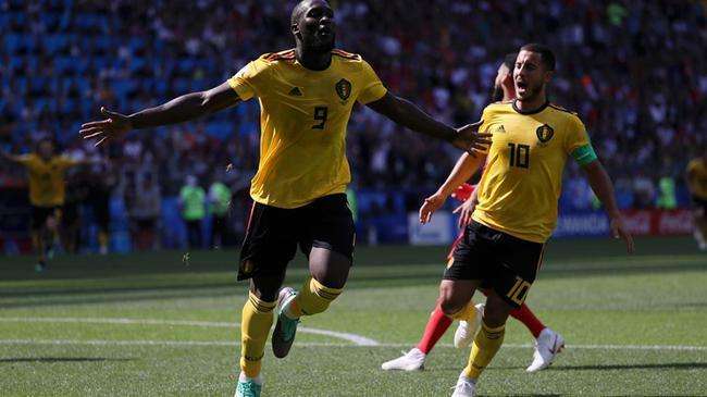 世界杯，黑人球员为欧洲球队打进了白人球员把守的非洲球队球门