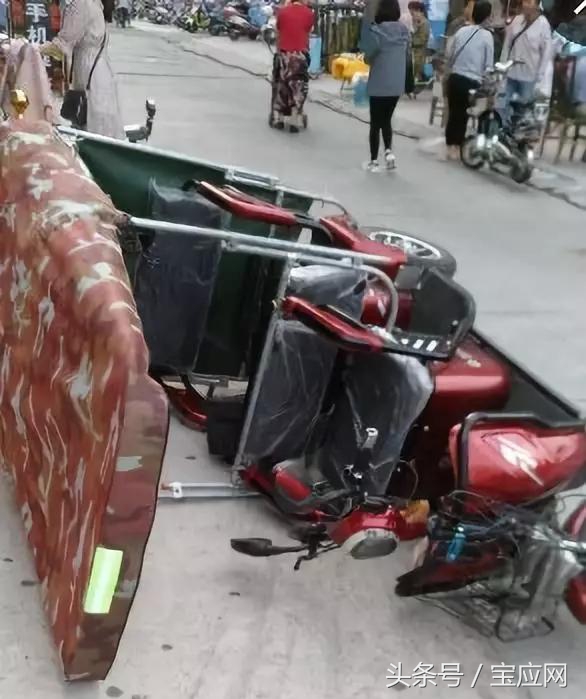 宝应两男子在大街上打架，还把车子掀翻