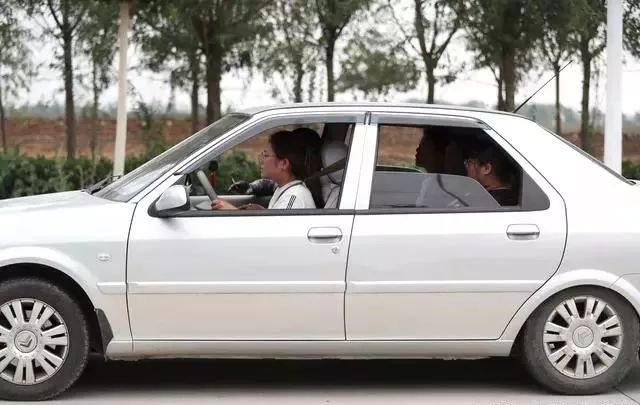 山西运城空港南区驾驶员科三考试道路出现百余辆黑车“李鬼”，交通安全隐患亟待消除