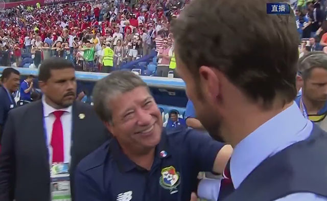 输球赢人心！朝对手竖大拇指，巴拿马主帅这一友好动作被记录下来