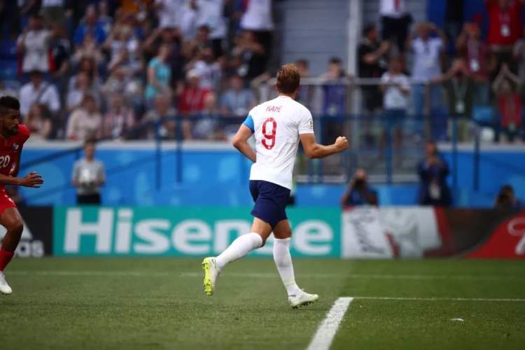 队长袖标戴在右臂的含义,队长袖标戴手臂上