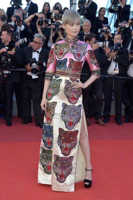 杨芸晴中性风现身,杨芸晴穿羊毛条纹套装