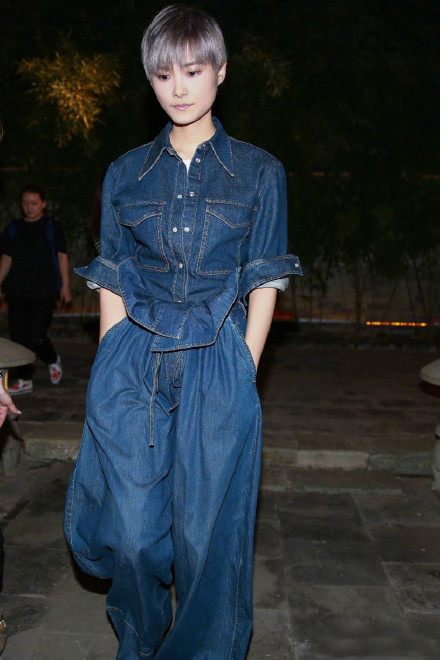 杨芸晴中性风现身,杨芸晴穿羊毛条纹套装