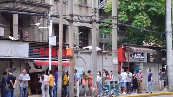 武汉美食必吃推荐粮道街饼夹烧卖,武汉一元路怪味烧饼几点开门