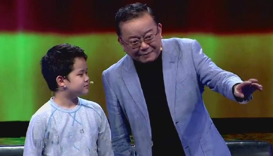 王刚和儿子丁丁最近怎么样,丁丁和爸爸王刚演戏的视频