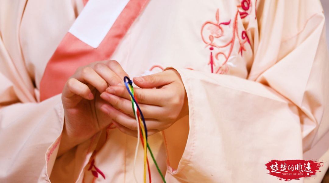 最简单的家常五彩绳,怎么用一根绳子做五彩绳
