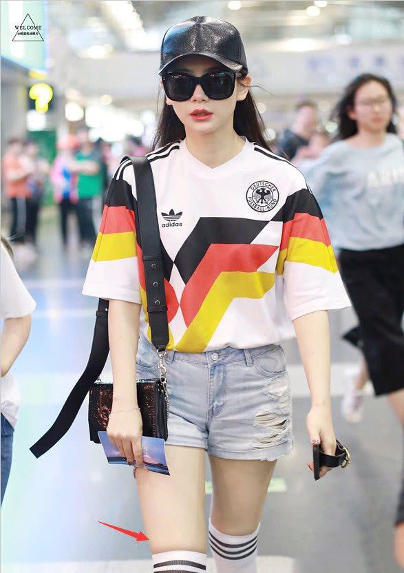 戚薇婴儿肥时期,戚薇足球宝贝