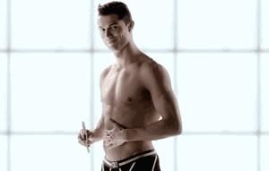 先不粉你了C罗！我被球场上那个化妆纹眉定发型的精致蓝孩吸引了