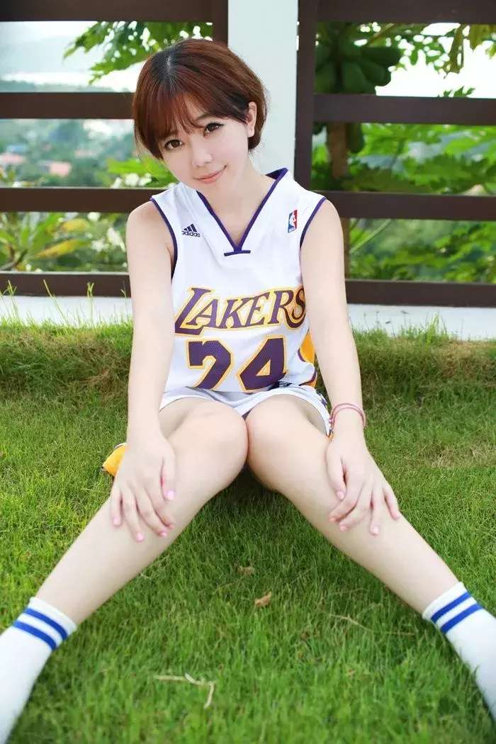 过瘾不？看完足球宝贝口水直喷，一双大长腿外搭长袜……