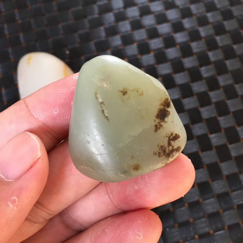 和田玉怎么分辨才是真正的和田玉,新疆和田玉和和田玉有什么区别