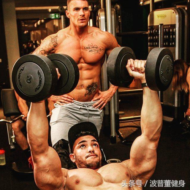 用一对哑铃怎么快速练出胸,用哑铃练胸肌各部位的几个动作