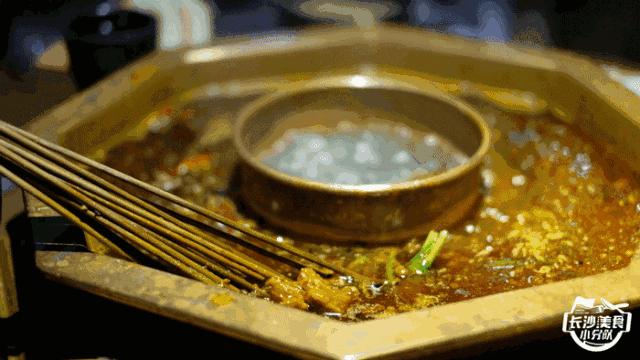 情怀总被烂梗消费,网红串串店长沙