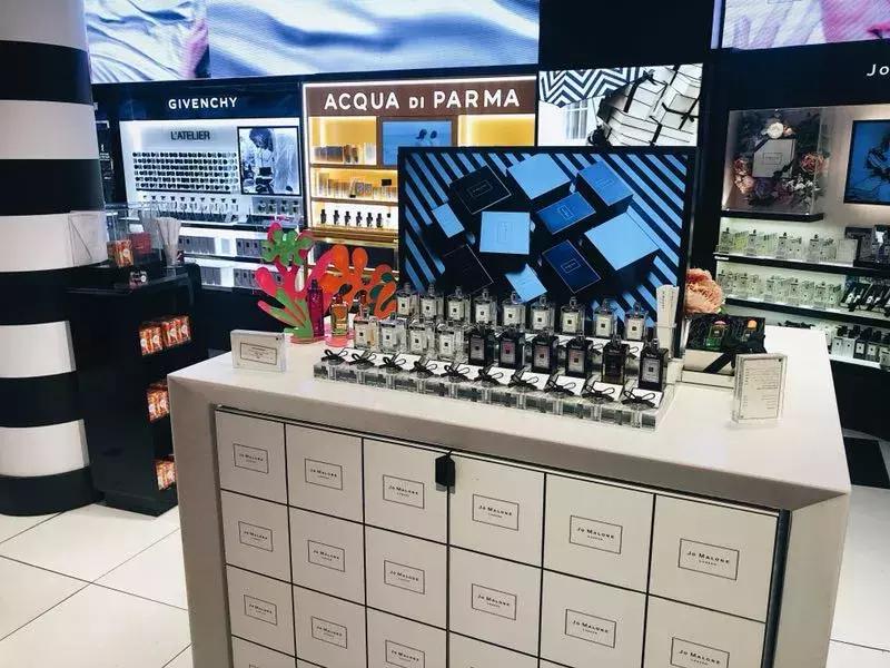 法国丝芙兰美女,外国加油站的女孩加油