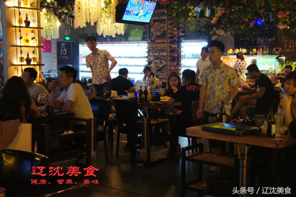 音乐配美食如歌如戏，酒吧加上串串香是一种什么样的体验