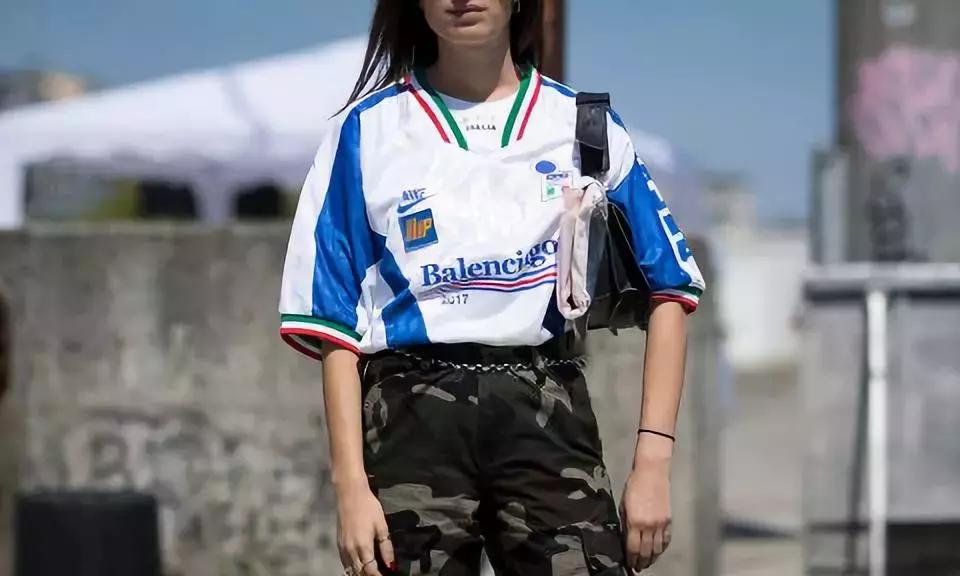 看球怎么穿好看,看球穿搭足球女生