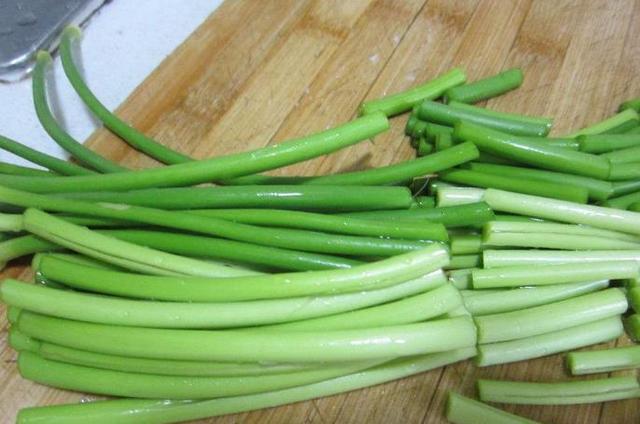 炒蒜苔时要不要拔头,炒蒜苔直接倒鸡蛋