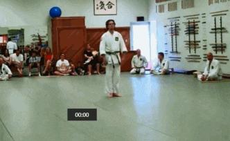 搞笑gif永远不要相信任何人,朋友圈gif背景搞笑