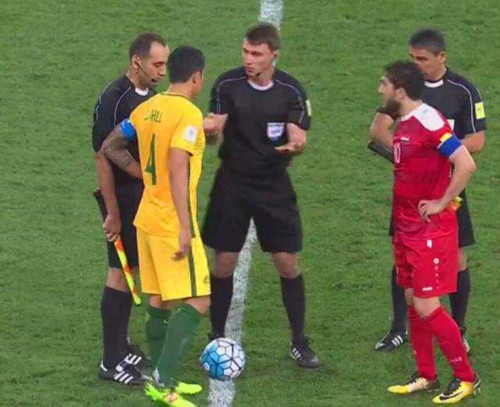 足球比赛前裁判抛硬币都说些什么,足球比赛前裁判准备什么