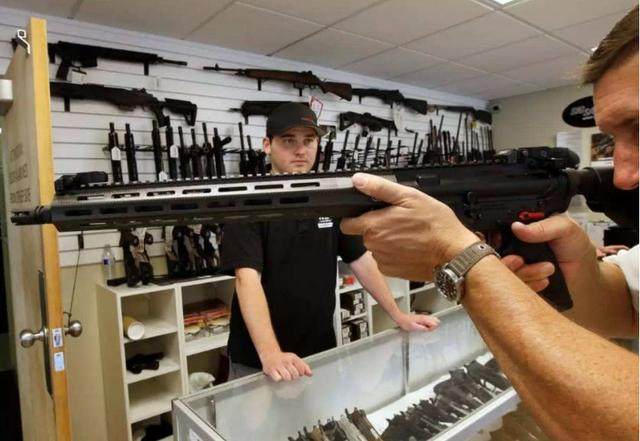 美国枪支巴雷特,美国枪械商店展示枪支