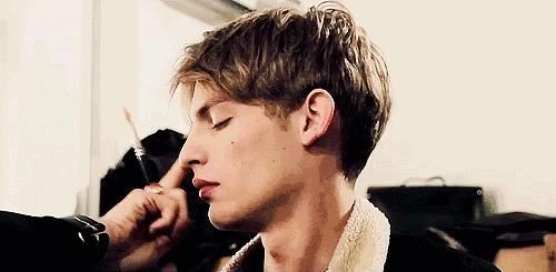 突然爆火男生,突然爆火的男孩是谁