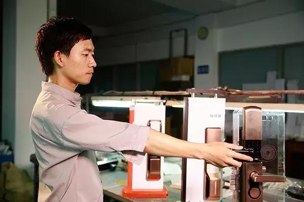 智能门锁3秒被开,秒开智能门锁的小黑盒究竟是什么