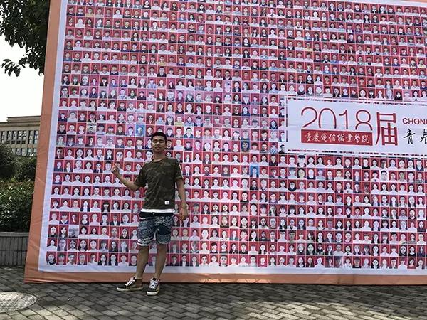 惊喜还是惊吓？大头照被铺满“毕业照片墙”，学生：太丑了