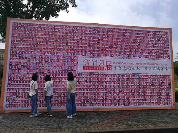 惊喜还是惊吓？大头照被铺满“毕业照片墙”，学生：太丑了