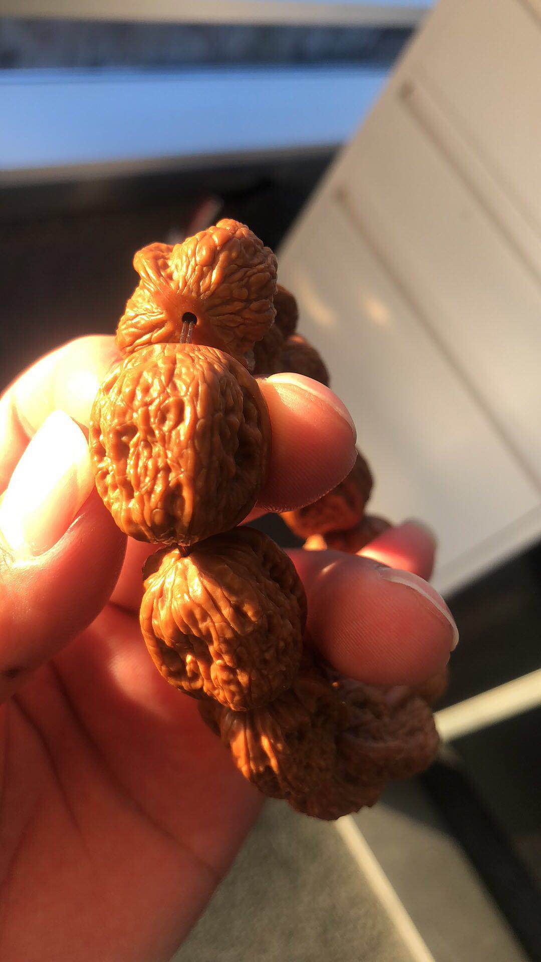 文玩市场淘鬼脸小核桃手串,十棱文玩小核桃手串哪产的