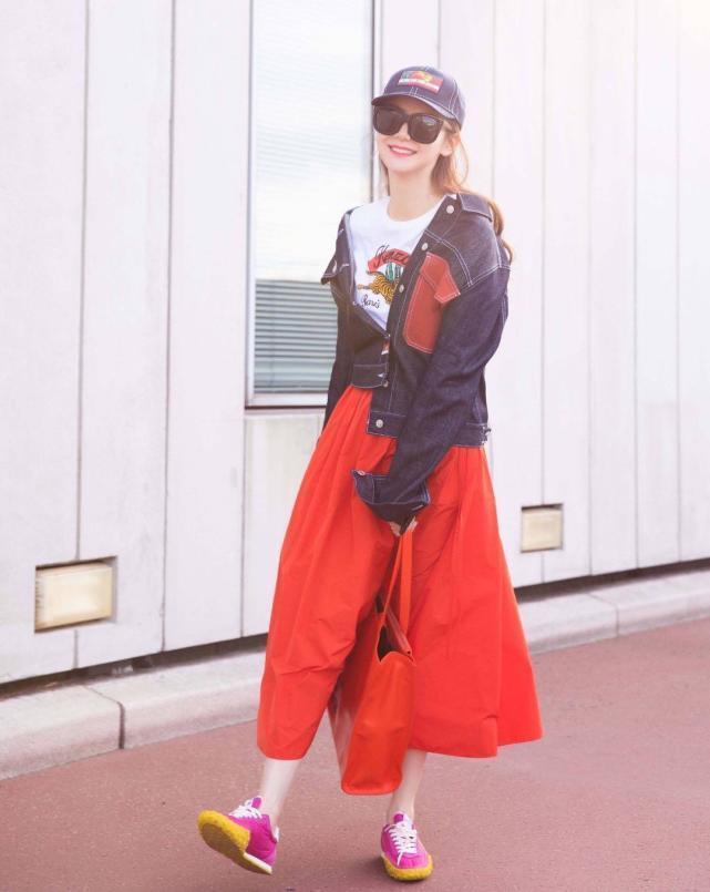 戚薇衬衫写真,戚薇穿搭格纹衬衣