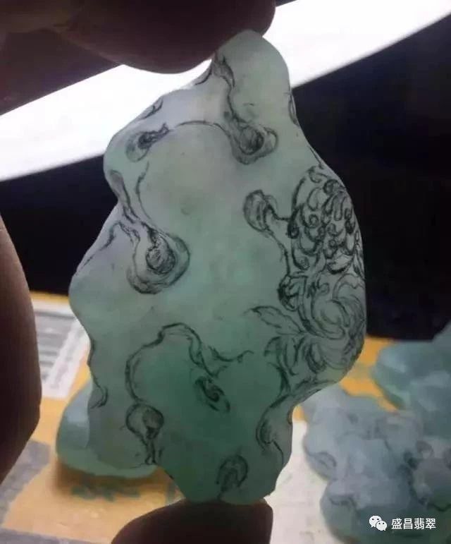 栩栩如生的翡翠原石居然被当做花盆底座