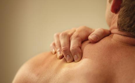 学会这几种姿势不会得肩周炎,四个动作让你告别肩周炎