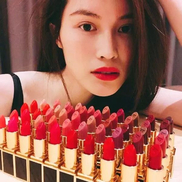 唇釉口红两支,唇釉和口红收纳一大堆