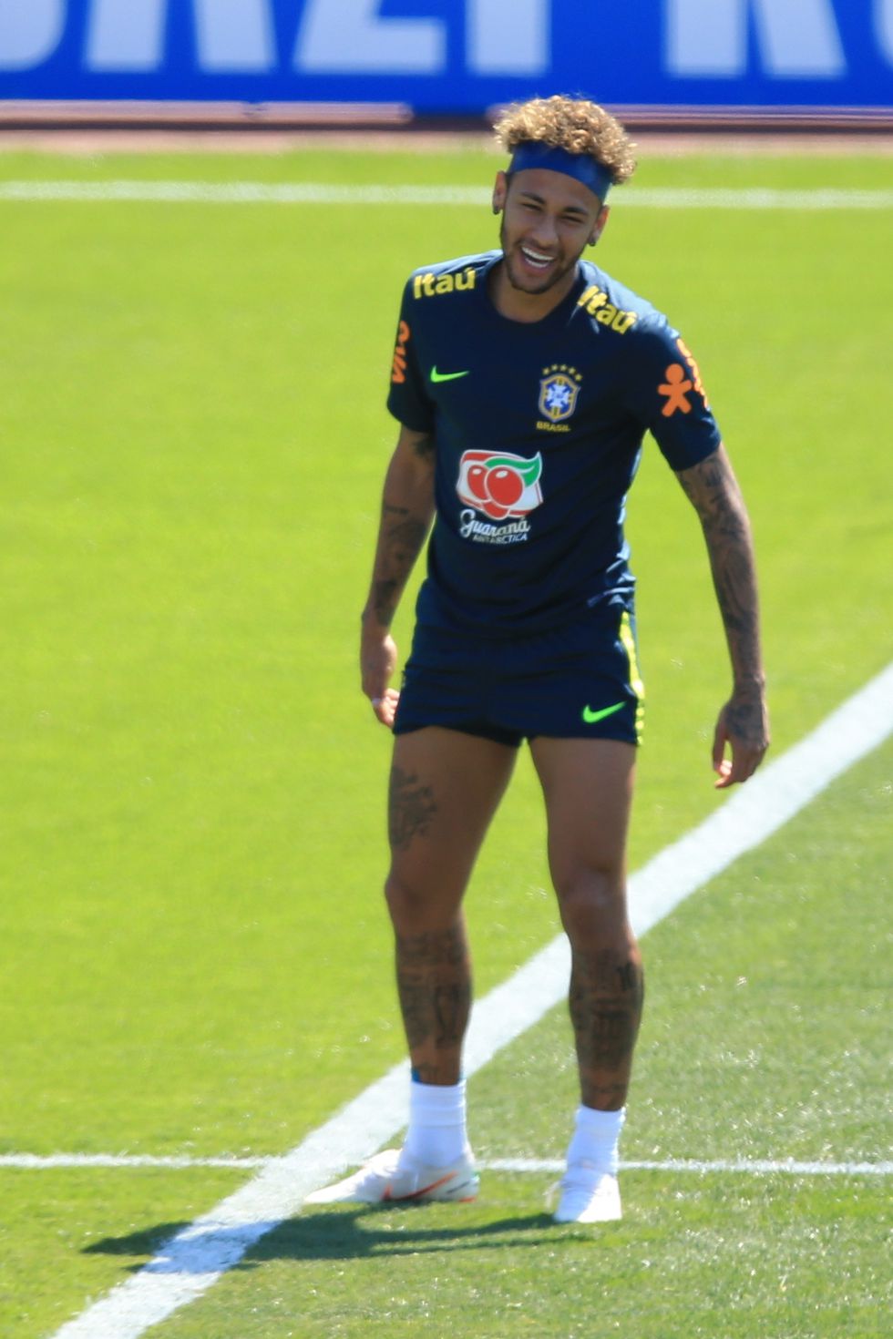 c罗被铲鲁尼出头,c罗被铲球站起来