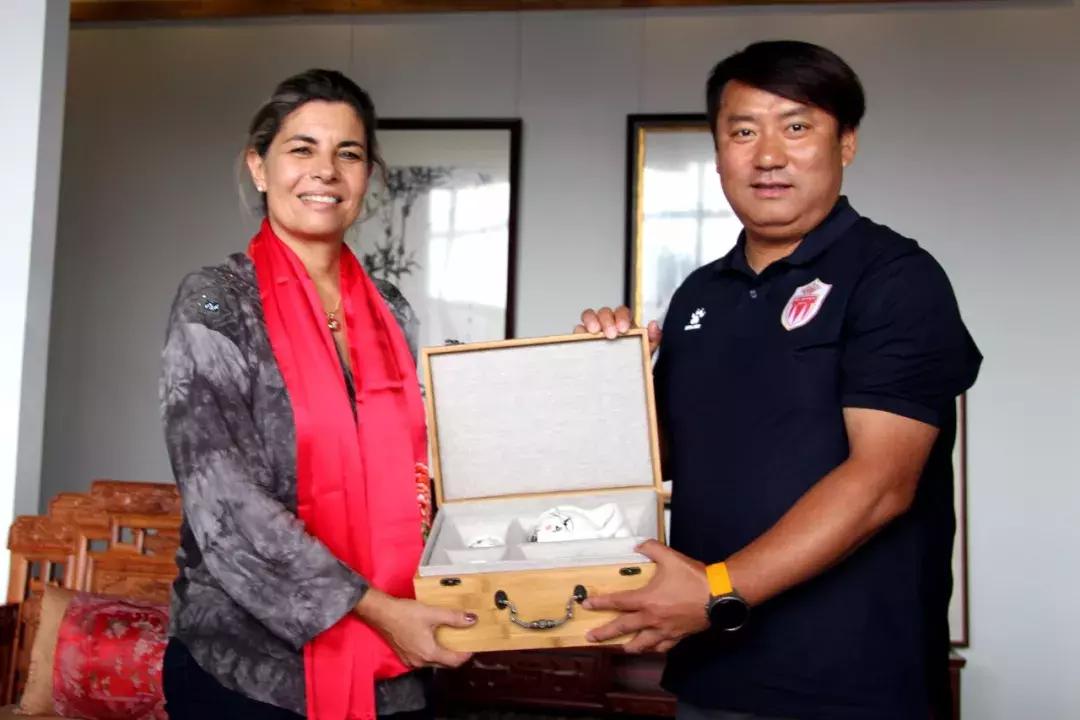 乌拉圭拉瓦耶哈省长考察皇家贝里斯足球俱乐部！