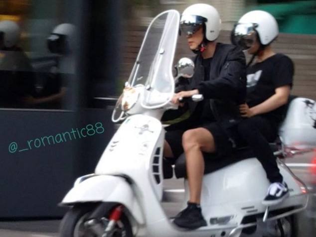 朴灿烈偶遇,朴灿烈机场脱鞋