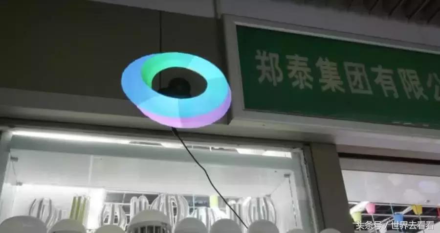 老外逛华强北组装苹果手机,外国人华强北组装苹果