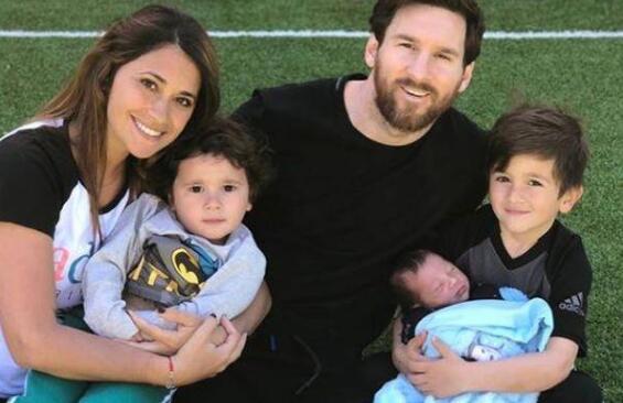 世界杯萌娃,梅西和c罗带娃对比