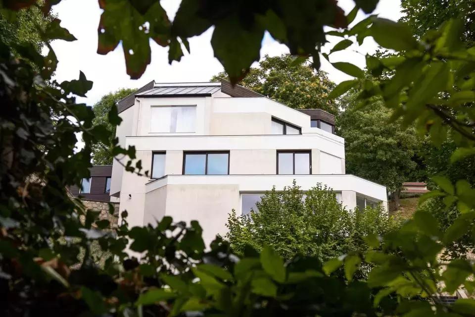 梅西c罗豪车,c罗和梅西内马尔谁家里最有钱